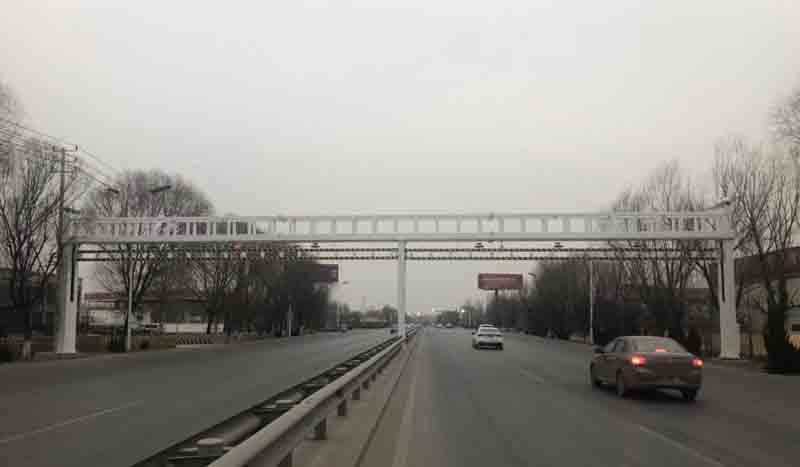 万宁公路限高杆